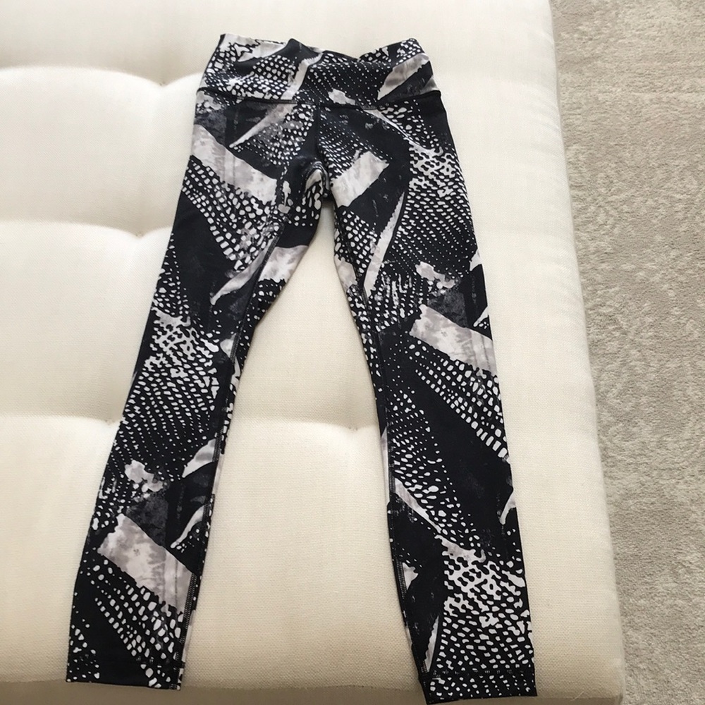 Lululemon 7-8 cropped leggings black and white